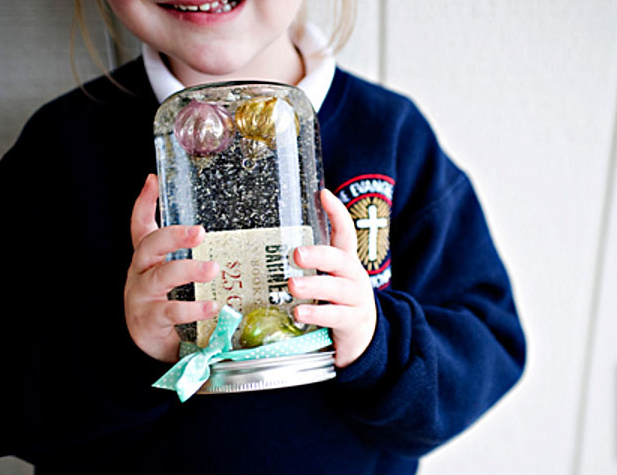 You won't believe the things you can do with a mason jar! Just ask DIY Joy.